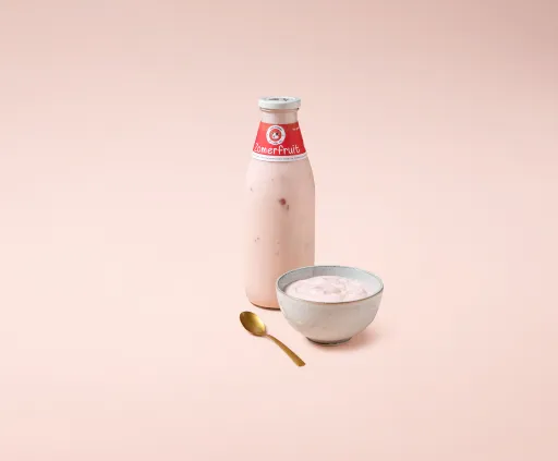 Volle yoghurt met aardbeien